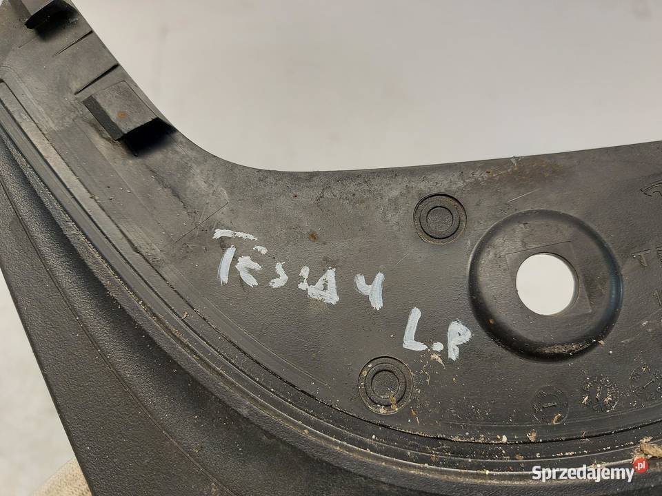 TESLA MODEL Y 2023r Chlapacz przód lewy