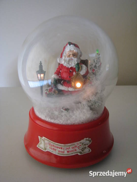 Duża obracająca się i świecąca kula śnieżna z