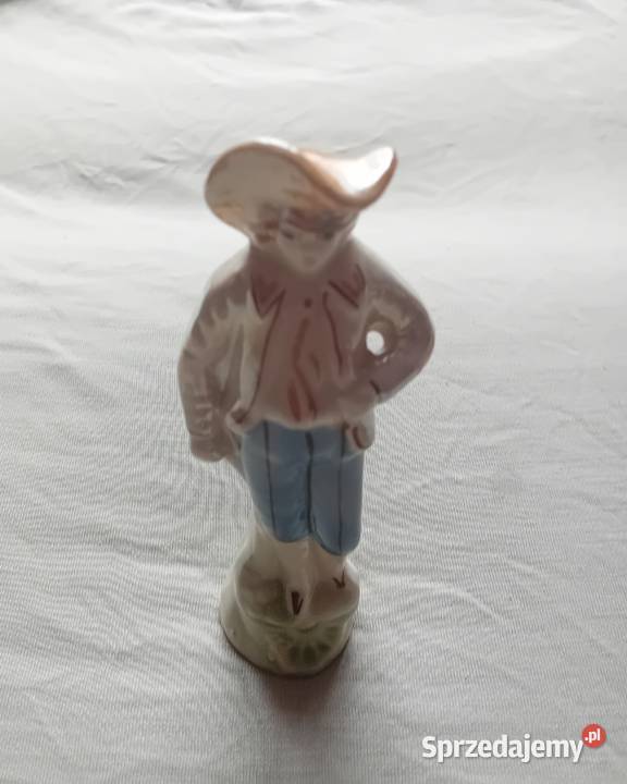 Porcelanowa figurka chłopak w kapeluszu strój z wielkopolskie Koźminek sprzedam
