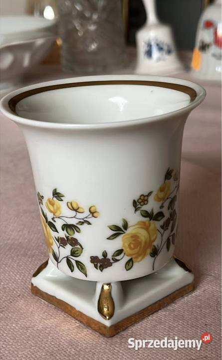 Z białej porcelany wazonik Z żółtymi różami Na Gdańsk