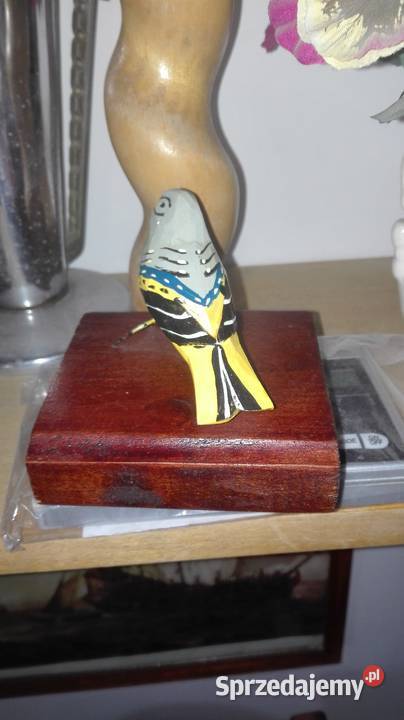 Mały ptaszek na podstawie drewna sprzedam