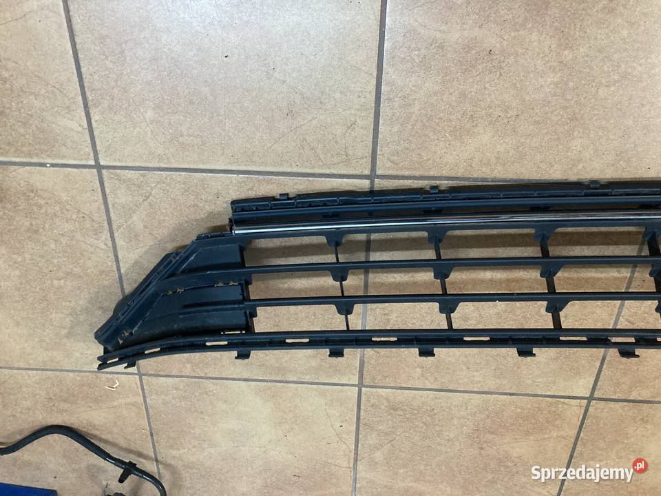 VW GOLF VII LIFT KRATKA ŚRODKOWA ZDERZAKA PRZÓD Rakoniewice
