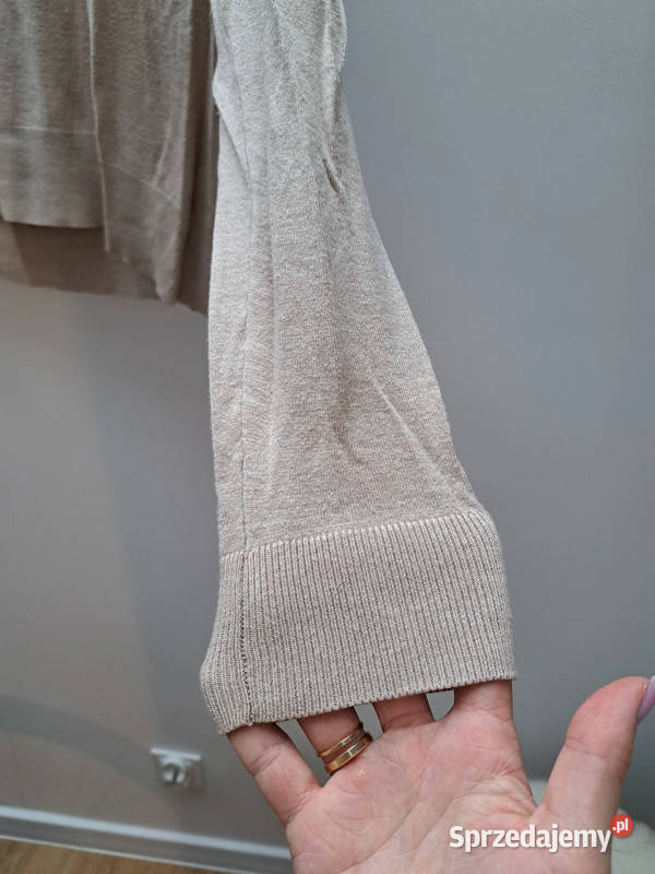 Beżowy sweter Look z dekoltem V rozmiar M Swetry i golfy Trąbki Wielkie