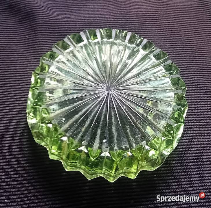 Szklana popielniczka w kolorze zieleni uranowej Koźminek