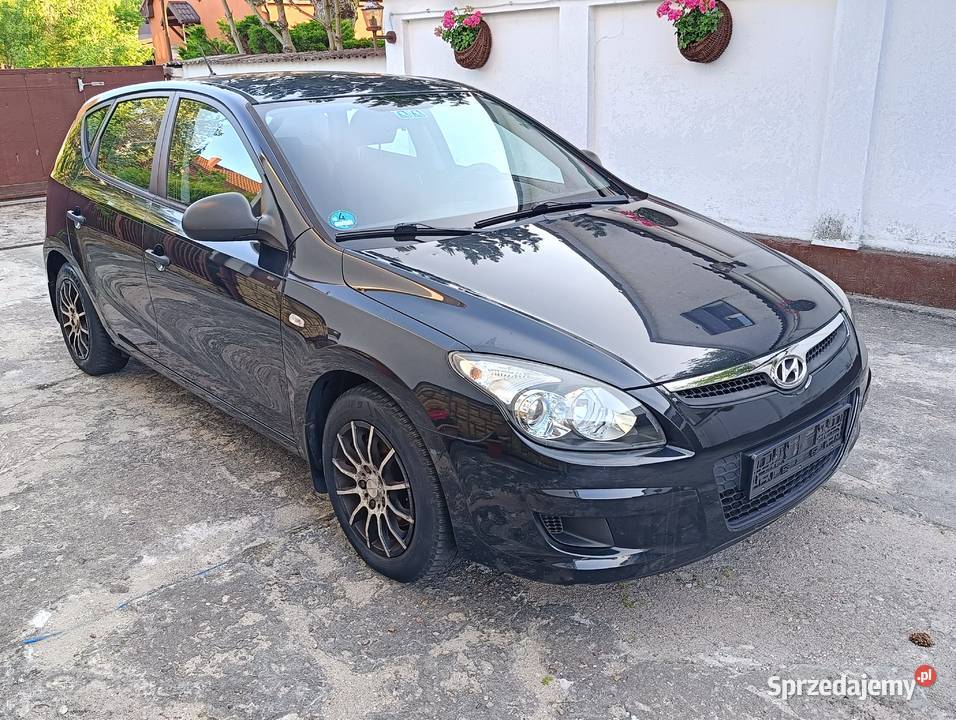 Hyundai i30 14i 109 216 2010r Czarny Klima MP3 Trzcianka sprzedam