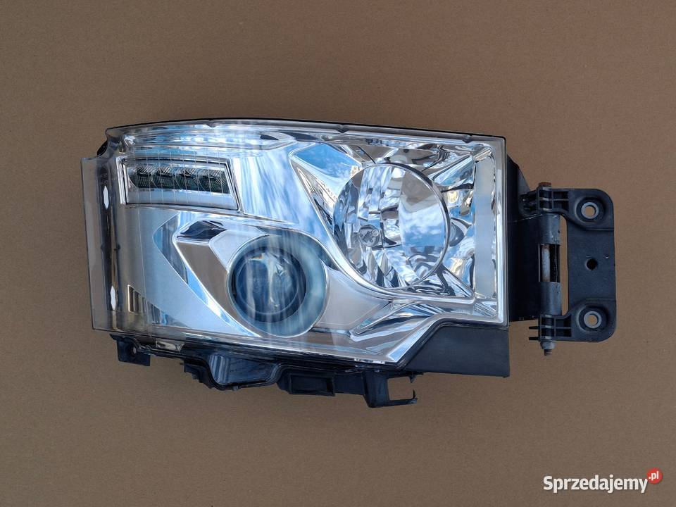 RENAULT GAMA T RANGE REFLEKTOR PRAWY XENON LAMPA Bieleń sprzedam