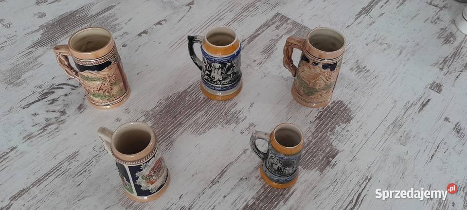 kolorowe historie opisane na kuflach Trawniki