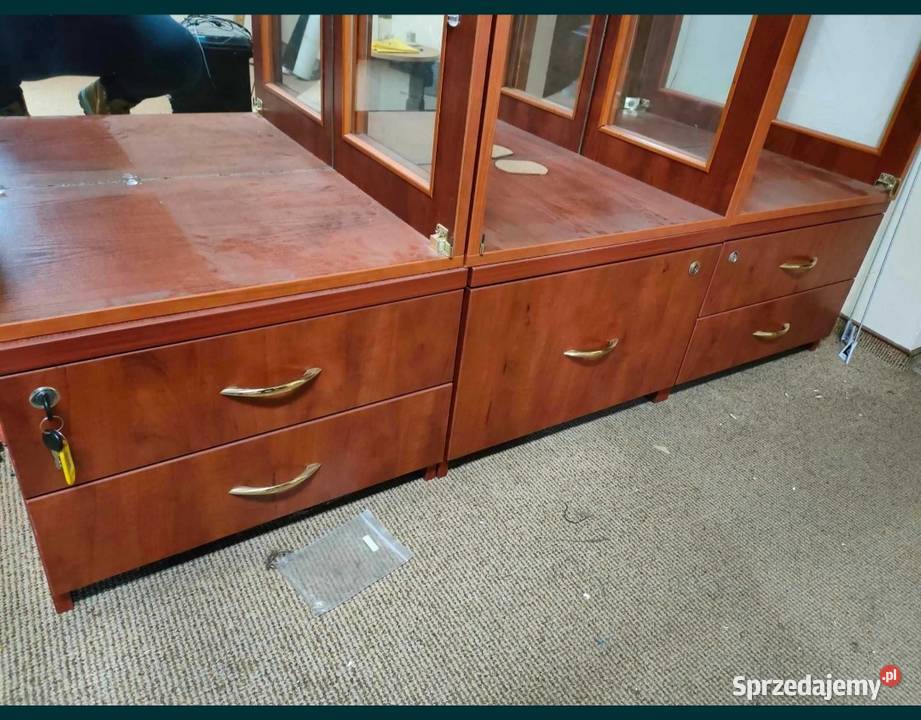 Biurowe meble wiśniowe