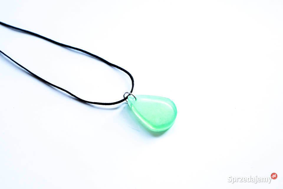 Zielony wisiorek łezka świecący w ciemności i UV Warszawa sprzedam