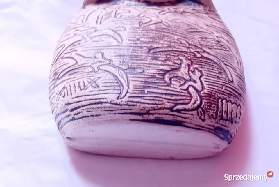 Ceramiczna karafka ze zdobieniami o tematyce Koźminek