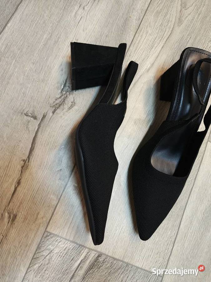 43 Czarne czółenka wieczorowe z odkrytą piętą tkanina