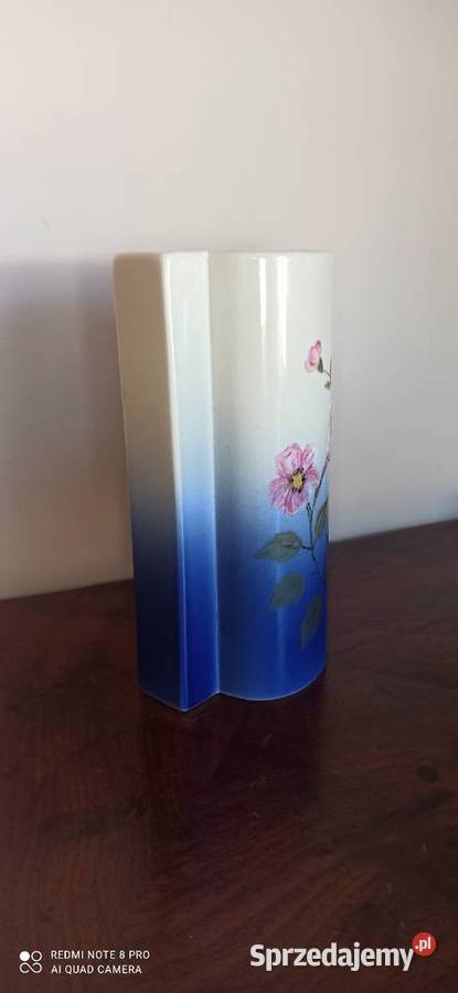 Wazon ręcznie zdobiony kwitami Data na spodzie Porcelana i szkło Gdańsk