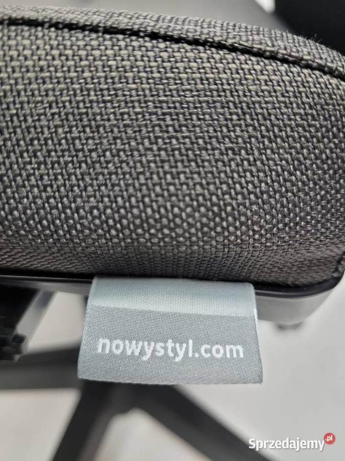 Fotel biurowy Nowy Styl Intrata z zagłówkiem