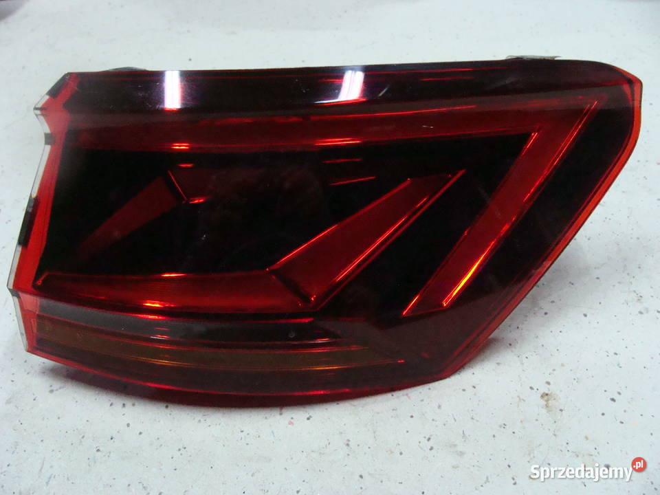 VW TOUAREG III LAMPA TYLNA PRAWA TYŁ 760945208 osobowe