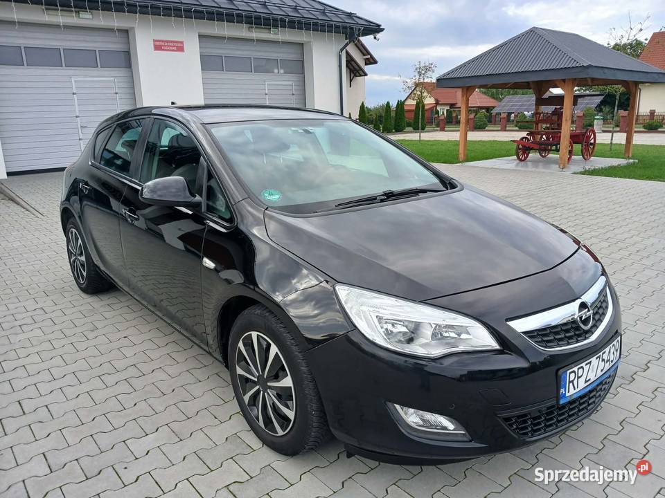 Opel Astra J 2010 16 benzyna 115 200 Grzane sprzedam
