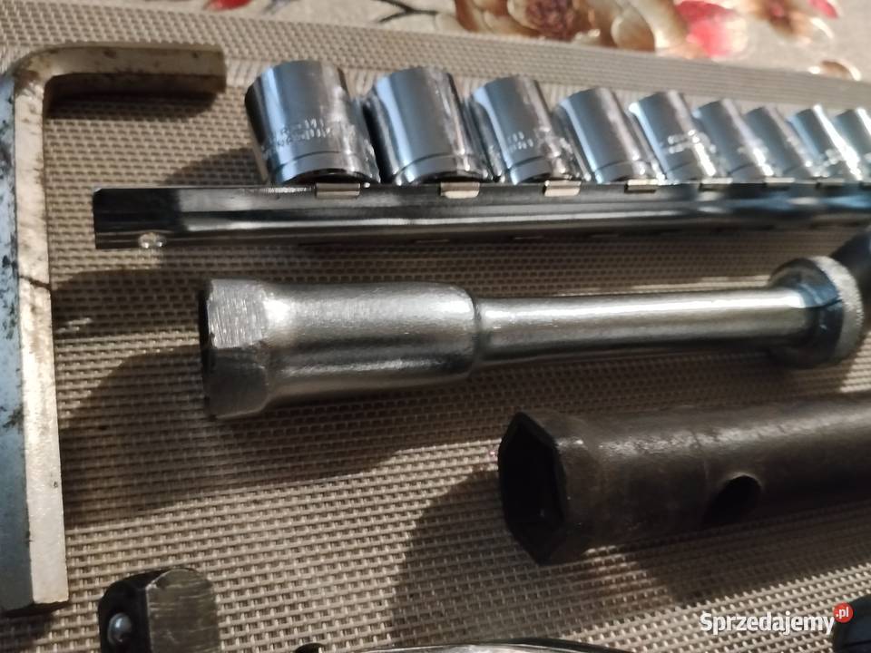 Zestaw kluczy nasadowych i inne Jawor