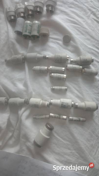 Bezpieczniki 19 sztuki i zabezpieczenia 4 sztuki