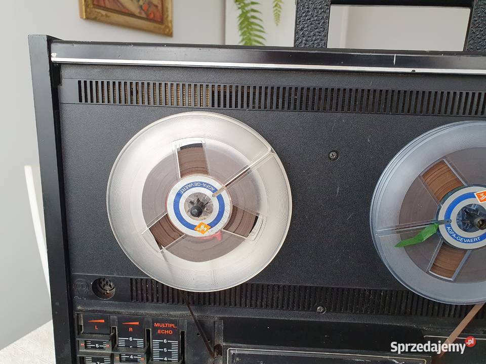 Stary zabytkowy magnetofon szpulowy Grundig