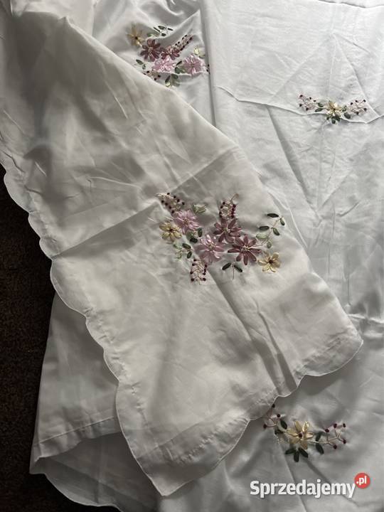 Narzuta biała haftowana sprzedam