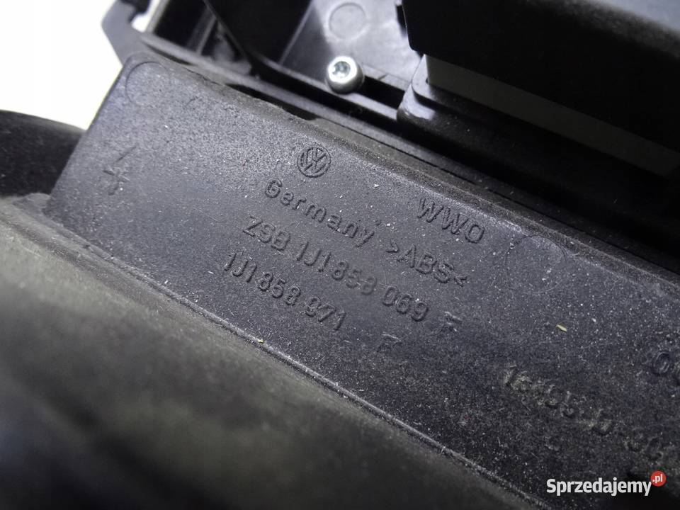 1J1858069F VW GOLF IV RAMKA PANEL KLIMATYZACJI osobowe Przemęt