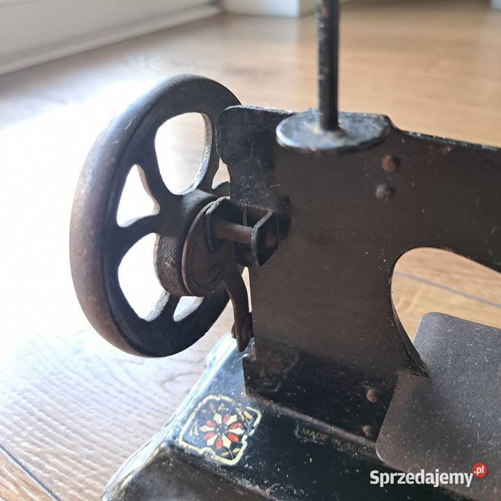 Miniaturowa zabytkowa maszyna do szycia Made in Domaszczyn