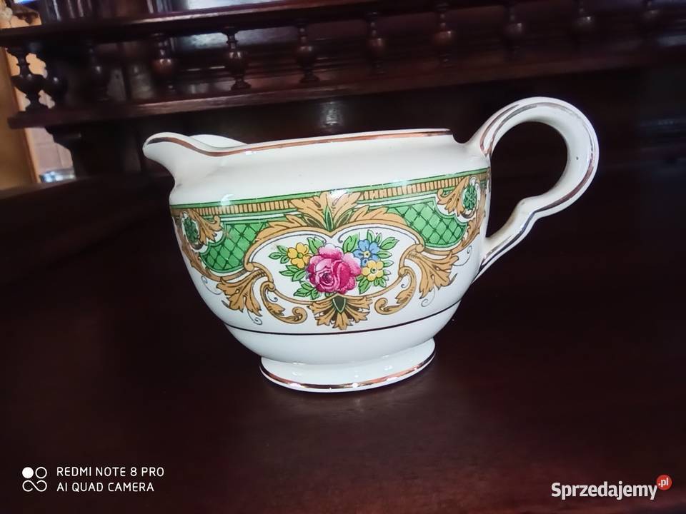 Mlecznik z kwiatami i zieloną dekoracją Vitreous Gdańsk