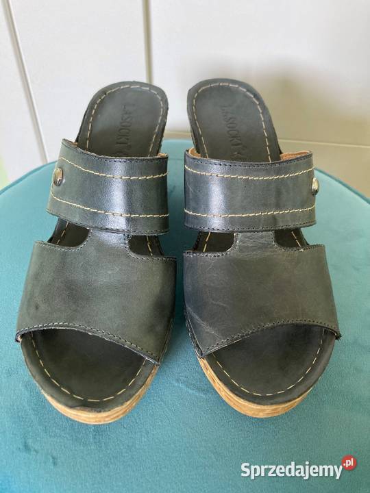 Skórzane lekkie buty koturny Lasocki granatowe niebieski Sandały i klapki podkarpackie Nisko