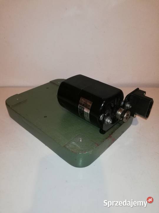 Stary silnik na żelaznej ciężkiej podstawie