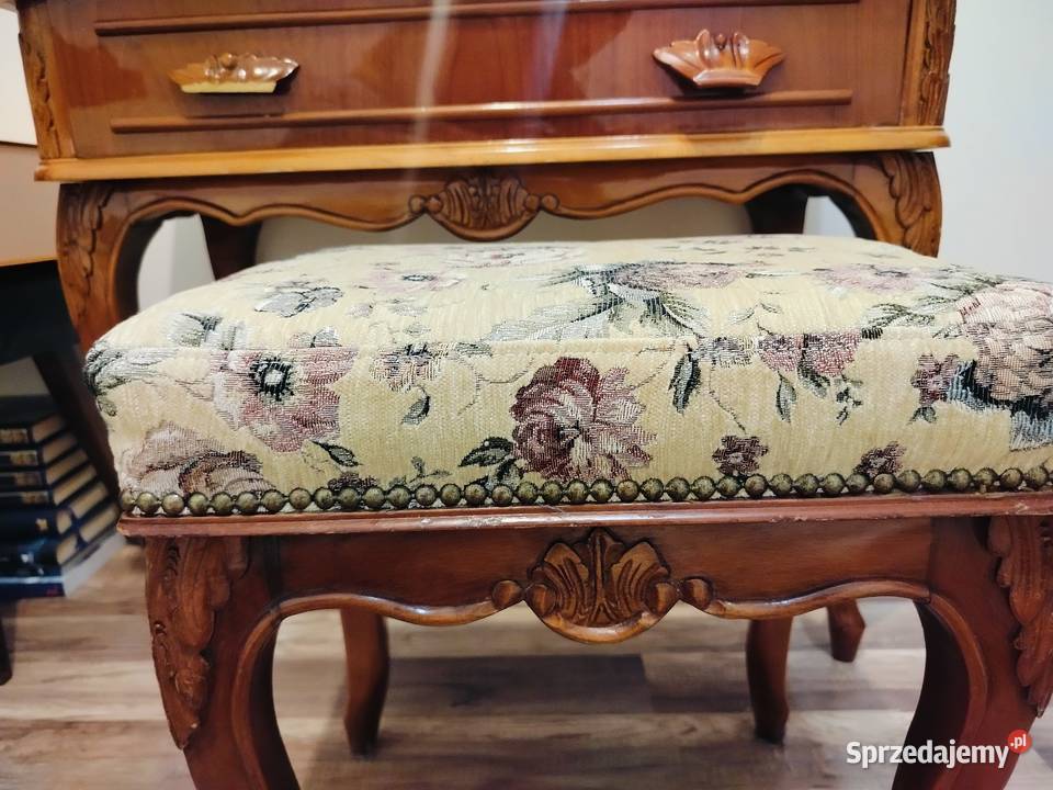 Toaletka Ludwikowska z pięknym pufem Tczew