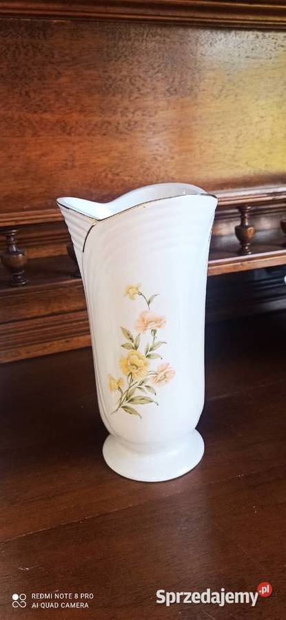 Wazon z subtelnymi kwiatami w trzech kasetonach Porcelana i szkło Gdańsk