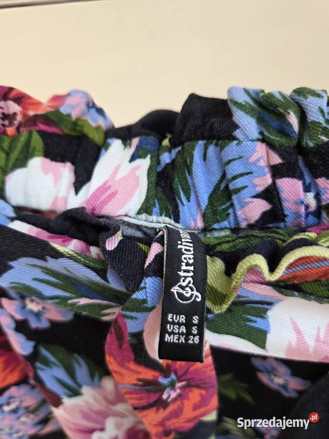Granatowe spodenki shorty w kolorowe kwiaty