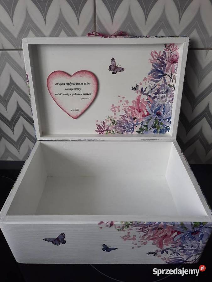 Kuferek kwiatowy z imieniem decoupage urodziny