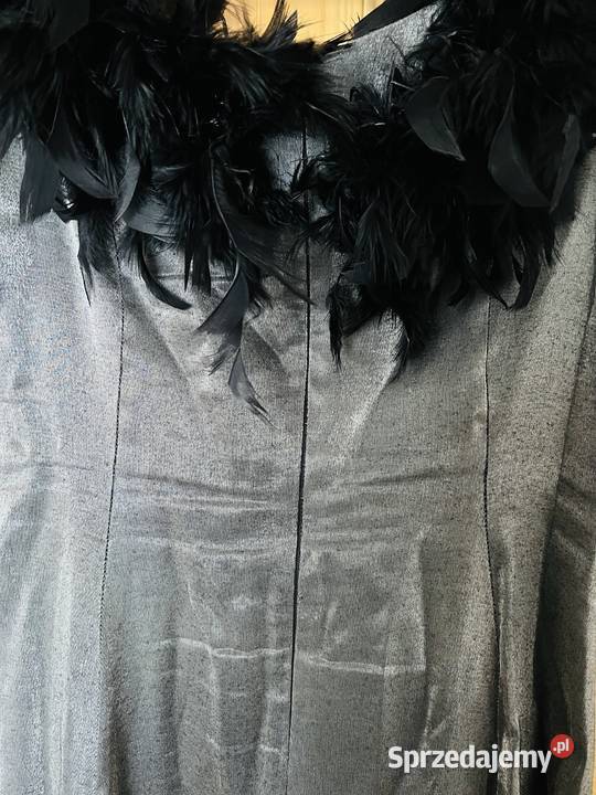 Sukienka z czarnymi piórami elegancka szykowna