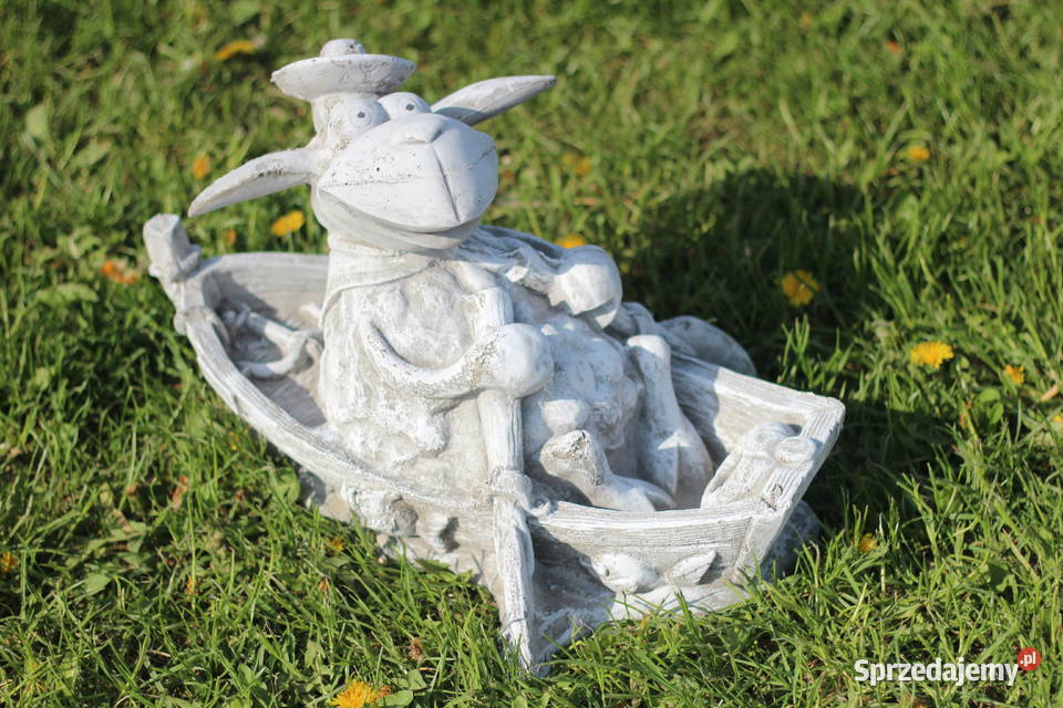 Figury rzeźby ogrodowe baranek w łódce