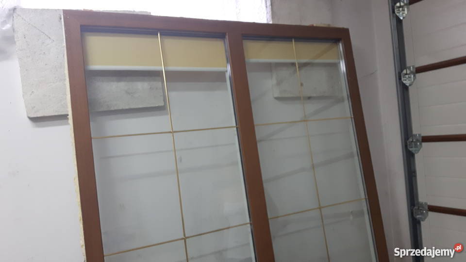 Okno nie otwierane ze złotym szprosem i roletą Rzgów