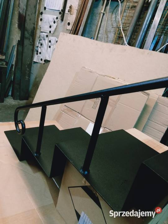 kwietnik na ścianę schody ciekawy kwietnik Płock