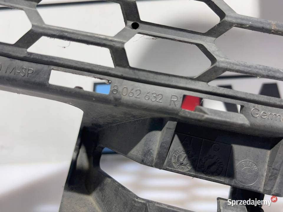 BMW F30 F31 KRATKA PRAWA ZDERZAKA OSŁONA MPAKIET
