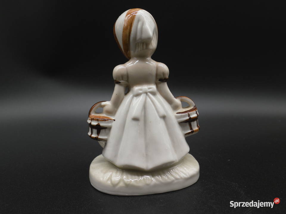 Ceramiczna figurka przedstawiająca dziewczynę z Raszków