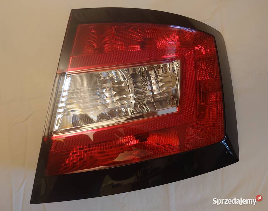 Lampa tylna prawa Skoda Fabia 3 HB 2014 OE Warszawa