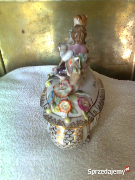 Piękna Porcelanowa szkatuła z figuramiSygnowana Porcelana i szkło Kalisz sprzedam