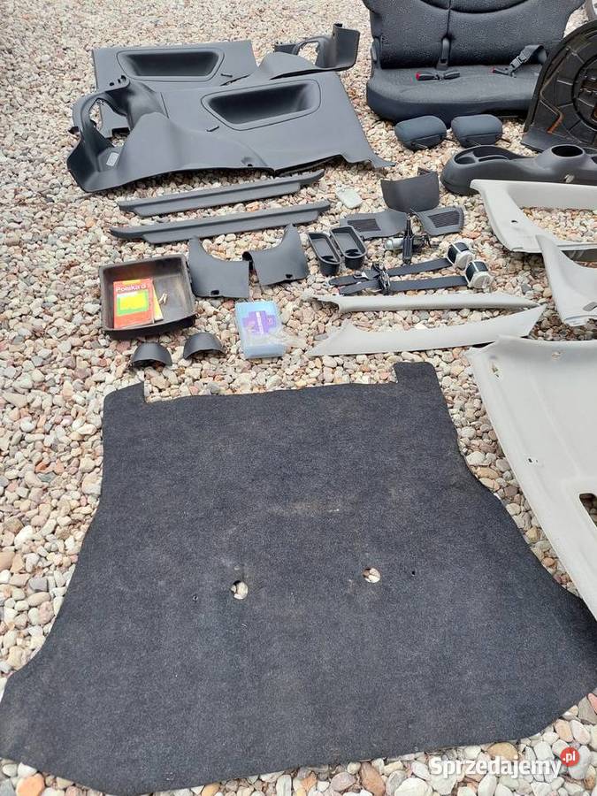 Toyota Yaris I wnętrze środek kanapa boczki osobowe
