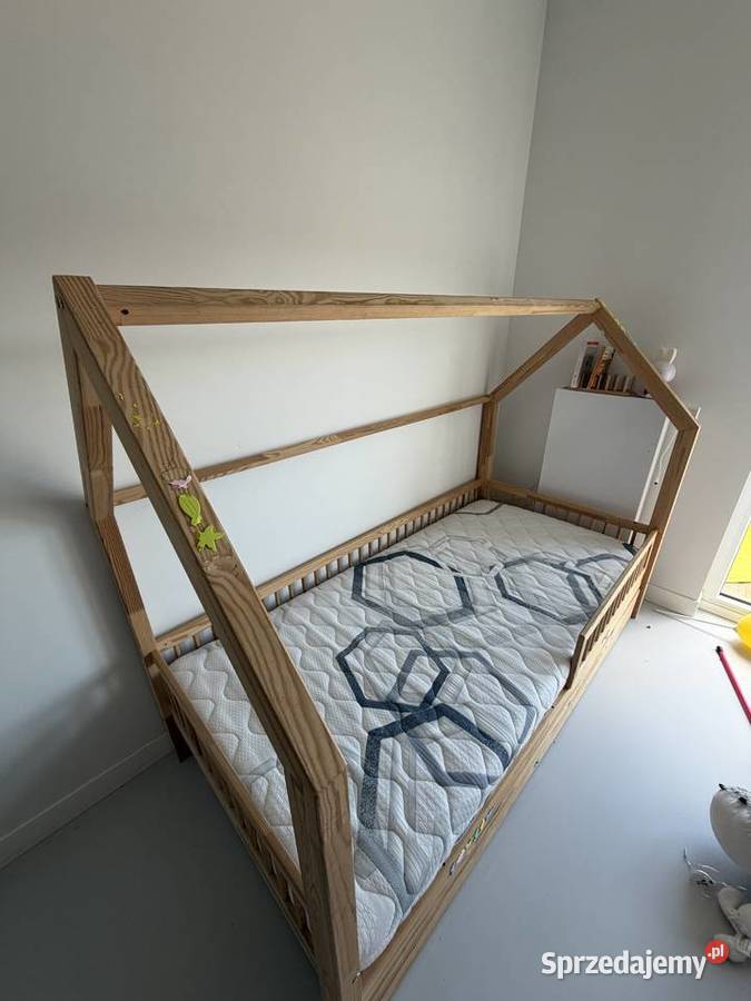 Drewniane łóżko domek