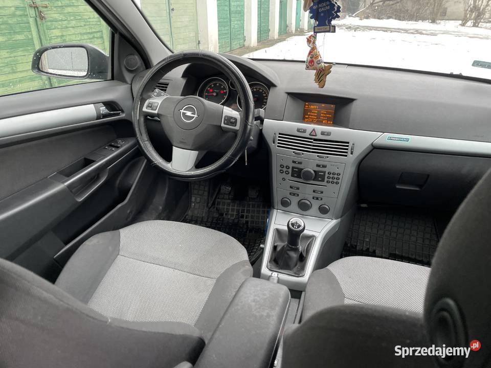 Opel ASTRA H Sedan Lift Benzyna 16 16V 116 2009 kupiony w polskim salonie Będzin