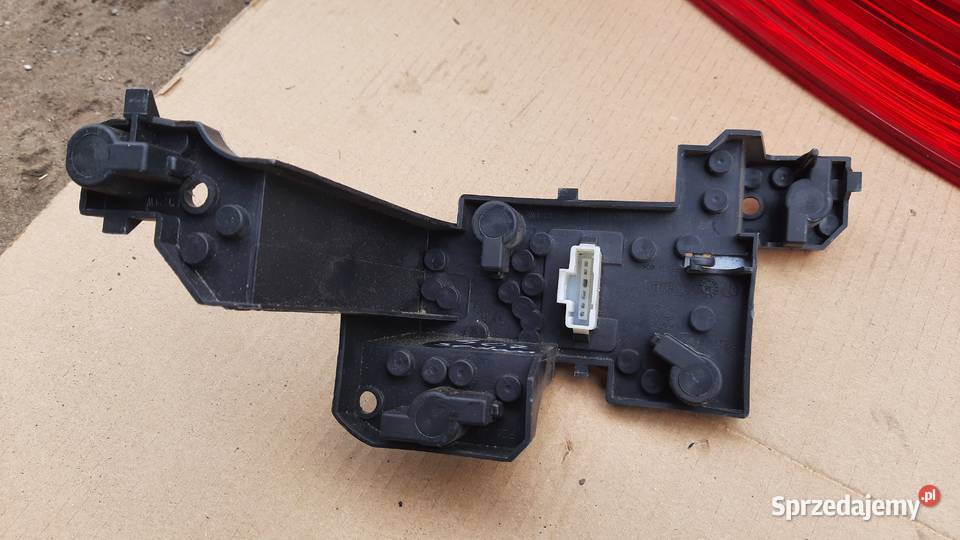wkład lampy PEUGEOT 407 sedan lewy tył gniazdo Dębno