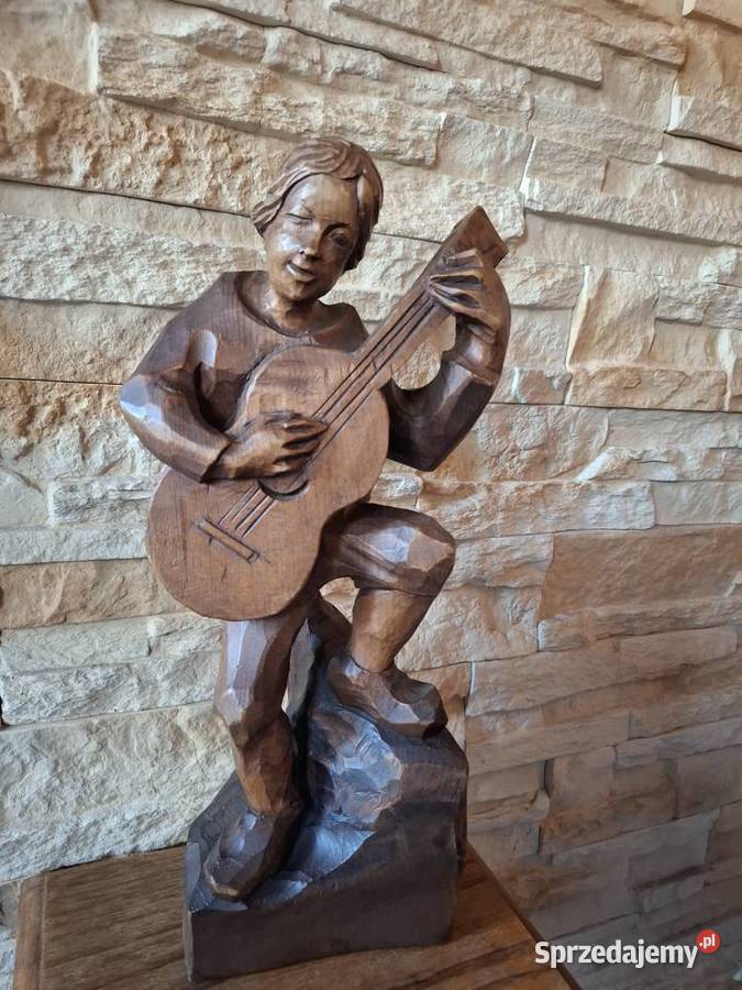 Rzeźba z drewna gitarzysta grajek na gitarze Lubień