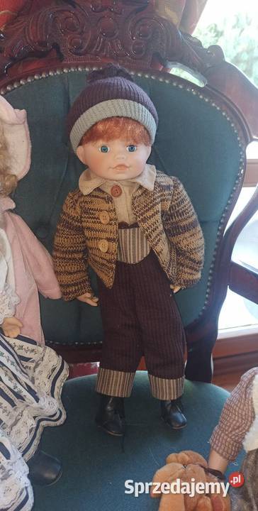 Lalka z kokardą we włosach i krzyżykiem Lalka Gdańsk