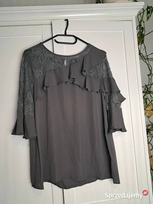 Szara bluzka z koronką i falbanami marki Pleione krótki Bluzki i koszule Trąbki Wielkie