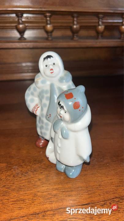 Figurka dzieci Eskimosów w zimowych strojach Porcelana i szkło pomorskie Gdańsk