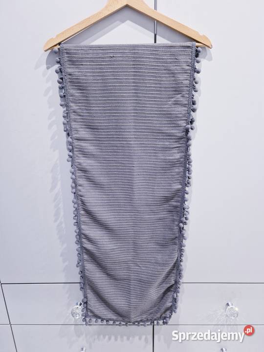 Bieżnik na stół z pomponikami Bieżniki