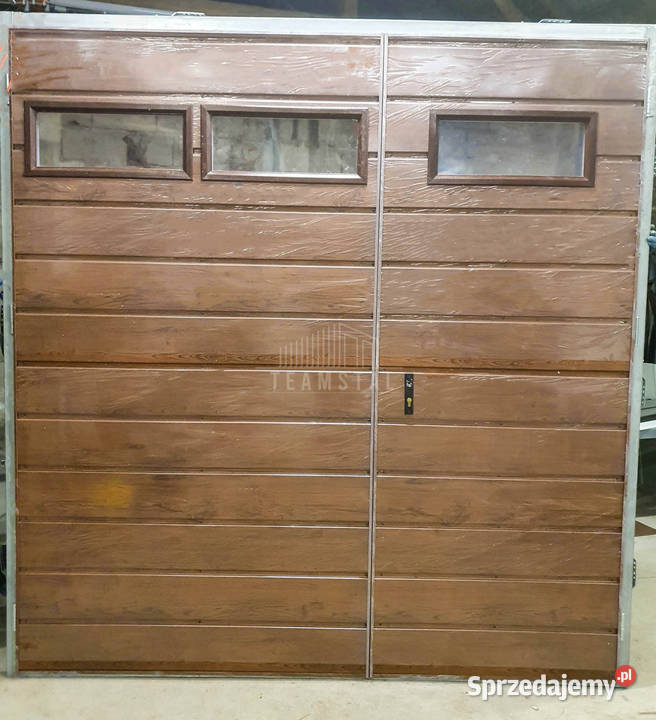 Bramy garażowe ze świetlikiem na wymiar Morąg